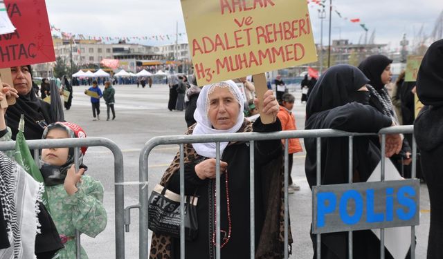Batman’da Mevlid-i Nebi Alanında Duygulandıran Görüntü: Yaşlı Kadın Coşkusuyla Dikkat Çekti