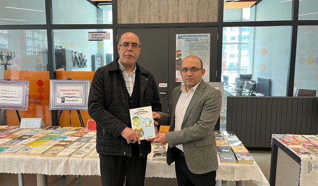 Yazar Sadullah Aydın’dan Halk Kütüphanesine Anlamlı Hediye