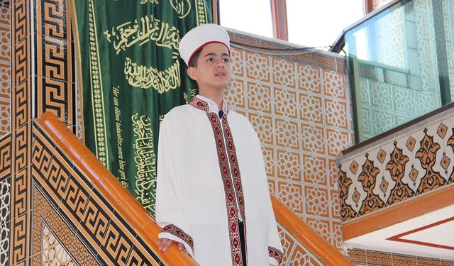 Kozluk'ta 13 yaşındaki hafız ilk kez minbere çıktı, cemaate cuma namazı kıldırdı