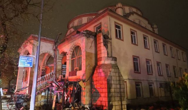 Li Xarpêtê minareya mizgeftê ji ber birûskê hilweşîya