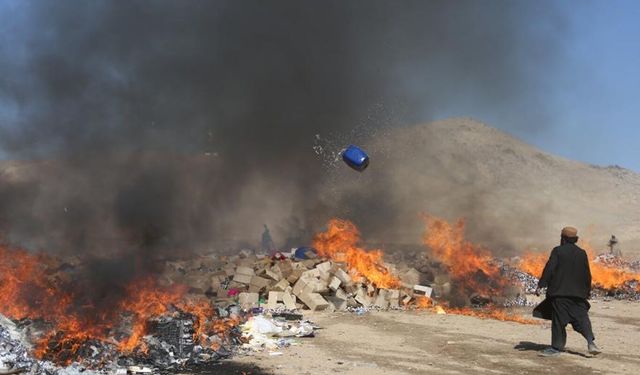Afganistan'da tonlarca uyuşturucu imha edildi