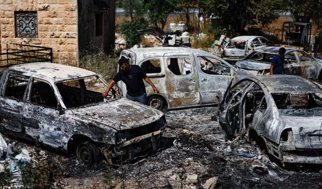 Batı Şeria'da Yahudi çetelerin zulmü: Filistinlilere saldırıp araçlarını ateşe verdiler