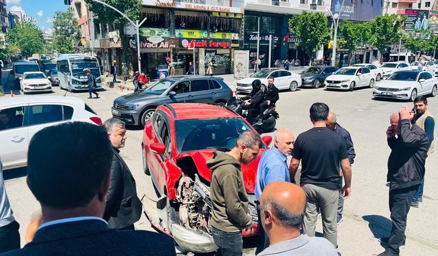 Batman’da Dörtyol Kavşağında Kaza: Yaşlı Bir Kadın Hafif Yaralandı