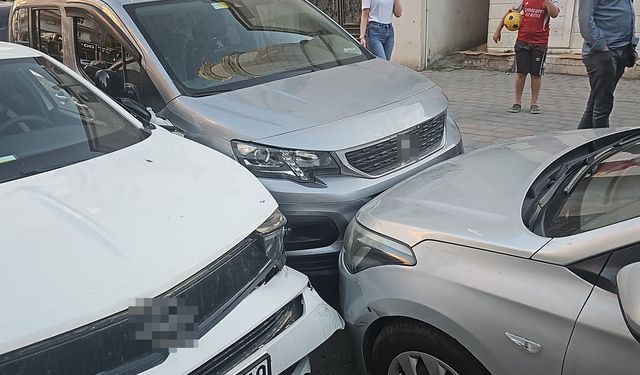 Batman'da kontrolden çıkan otomobil park halindeki 3 araca çarptı