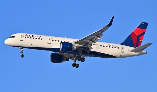 Delta uçağı motor arızası nedeniyle Paris'e acil iniş yaptı