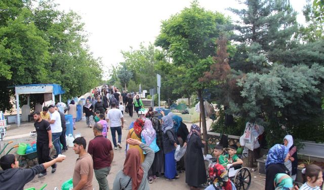 Diyarbakır'da bayram öncesinde mezarlıklarda ziyaretçi yoğunluğu