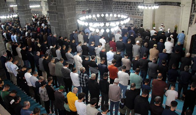 Diyarbakırlılar bayram namazında tarihi Ulu Camii'ni hınca hınç doldurdu
