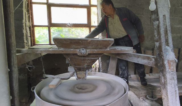 Emekli imamdan asırlık değirmene vefa nöbeti