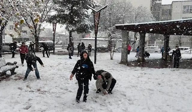 Erzurum'da Mayıs ortasında kar sürprizi yaşandı.