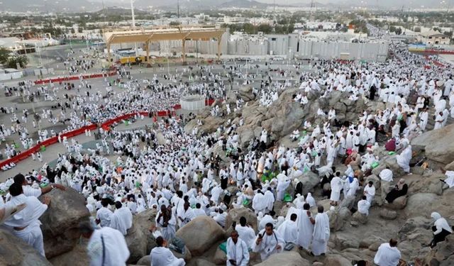 Hacılar haccın en büyük rüknü olan arafat'a akın ediyor