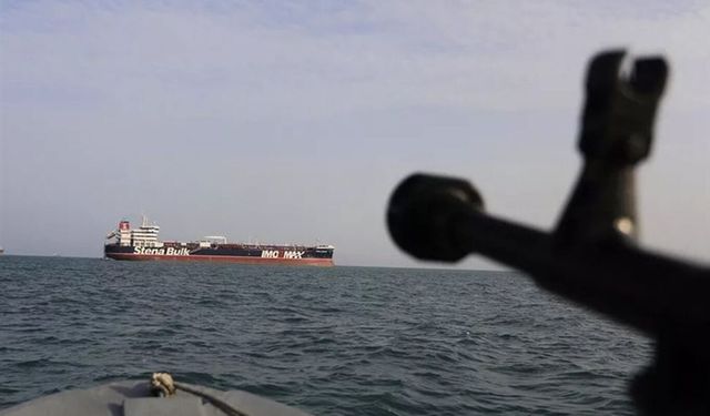 İran ordusu, Hürmüz Boğazı'nda ABD savaş gemilerini hedef aldı