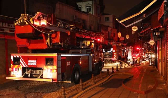 İstanbul'da iş merkezinin çatısında çıkan yangın söndürüldü