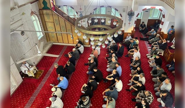 İzmir'de vatandaşlar bayram namazında buluştu