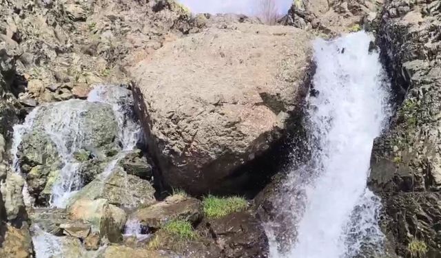 Kubbe Dağı eteklerinden akan şelale büyülüyor
