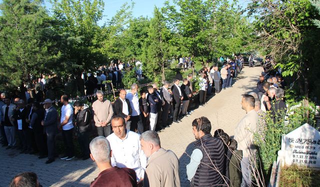 Kurban şehidleri mezarları başında yad edildi