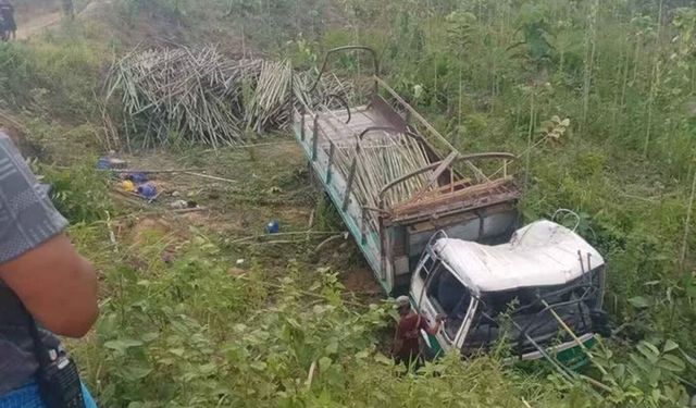 Myanmar'da kamyon aşırı hız sonucu devrildi: 16 ölü, 21 yaralı
