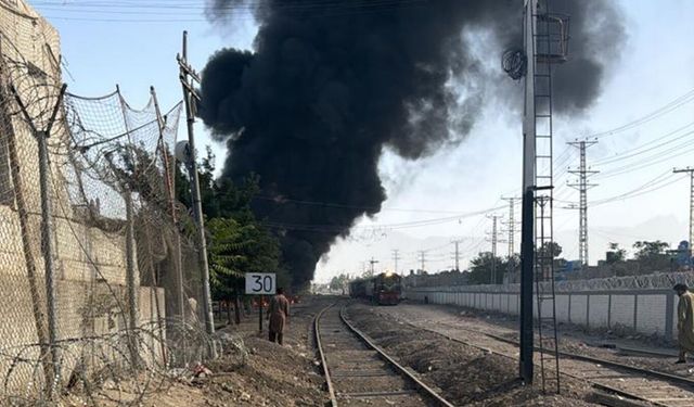 Pakistan'da trene saldırı: 24 ölü 82 yaralı