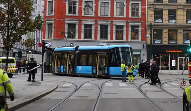 Sürücüsüz otobüs ilk seferinde tramvayla çarpıştı