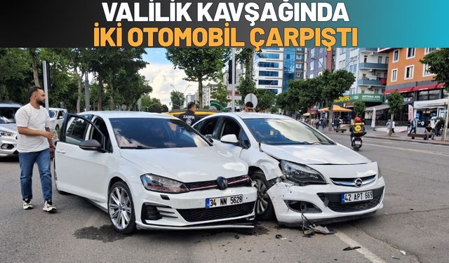 Valilik Kavşağında İki Otomobil Çarpıştı