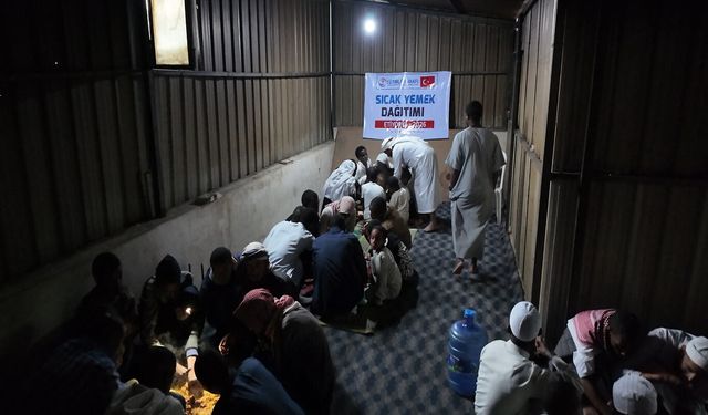 Yetimler Vakfı Etiyopya'da yüzlerce ihtiyaç sahibine sıcak yemek ulaştırdı