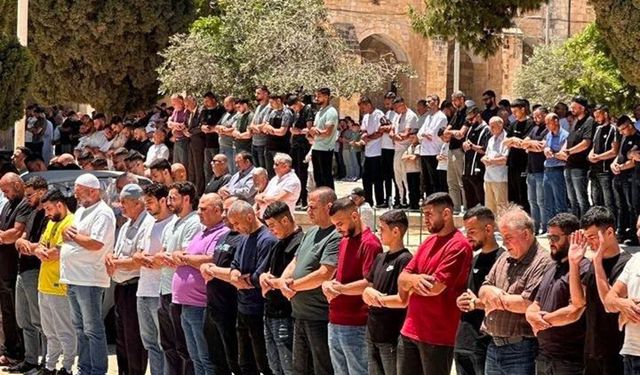 60 hezar Filistînî nimêja înê li Mescîda Eqsayê kirin