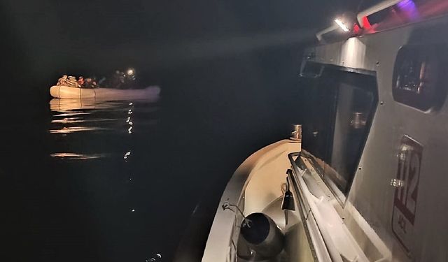 Aydın'da sürüklenen lastik bottaki 34 düzensiz göçmen kurtarıldı