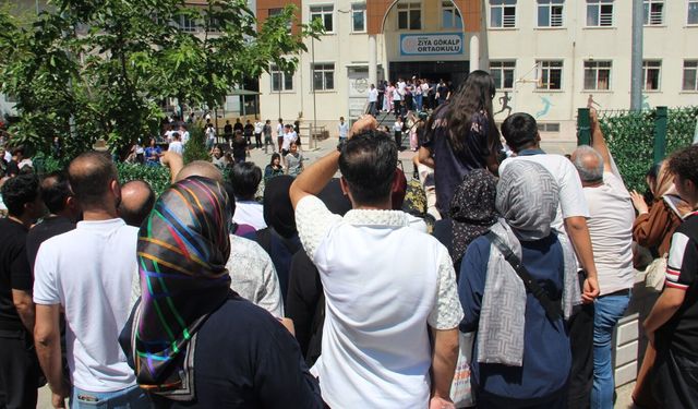 Batman'da LGS heyecanı: Veliler umutla bekledi, çocukları için dua etti