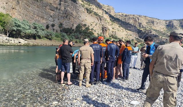 Boğulma tehlikesi geçiren ailesini kurtardı, kendisi hayatını kaybetti