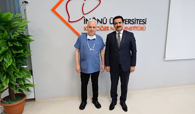 Dünyanın ilk sekizli çapraz karaciğer nakli operasyonuna imza atan ekibe anlamlı ziyaret