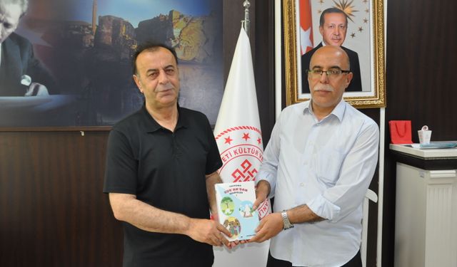 Editörümüzden Kültür Müdürü Aslanlı’ya Anlamlı Kitap Hediyesi