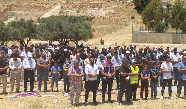 El Halil'de yüzlerce Filistinli, gasbedilmek istenen topraklarında namaz kıldı