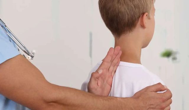 Her 100 çocuktan 3'ü skolyoz riski taşıyor