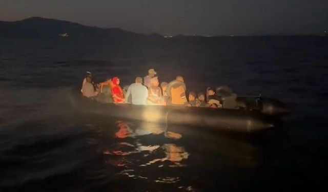 İzmir açıklarında 32 düzensiz göçmen yakalandı