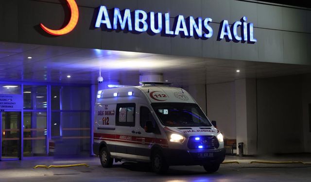 Kayseri'de kontrolden çıkan otomobil refüje çarptı: 4 yaralı