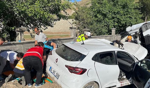 Siirt'te tır ile otomobil çarpıştı: 1'i ağır 4 yaralı