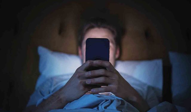 Yatak odasında telefon kullanımı uyku kalitesini düşürüyor
