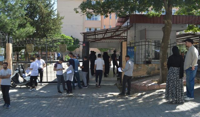 YKS'de değişmeyen görüntü: Siirt'te bazı adaylar sınav kapısına son dakikada geldi