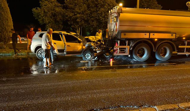 Araç sulama tankerine çarptı: 2'si ağır 7 yaralı