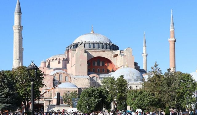 Ayasofya Camii'nde İncil okuyan Rus turistler gözaltına alındı