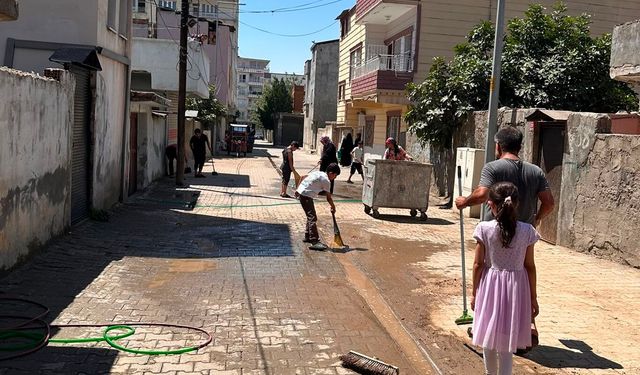 Aydınlıkevler Mahallesi sakinleri kendi sokağını temizledi