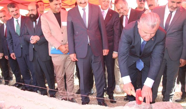 Bakan Bak, Şeyh Hevînda Ziyaretgâhı restorasyonu için düzenlenen çivi çakma törenine katıldı