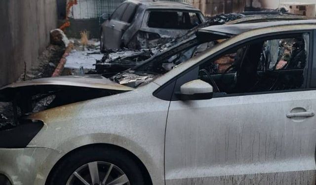 Batman'da Gizemli Araç Yangını: Alevler 3 Otomobili Küle Çevirdi