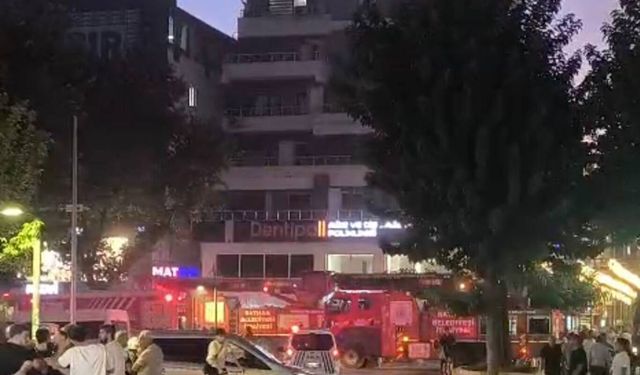 Batman'da plazanın koridorunda yangın: Dumandan etkilenler tahliye edildi