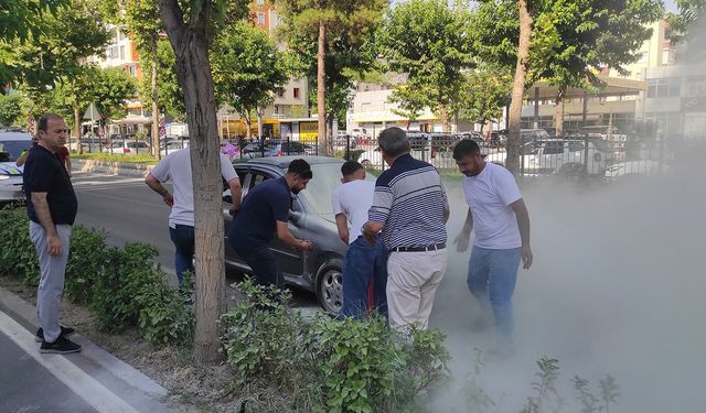 Batman'da seyir halindeki otomobil alev aldı