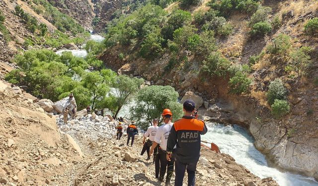 Beytüşşebap'ta suya düşerek kaybolan genci arama çalışmaları 3'üncü gününde sürüyor