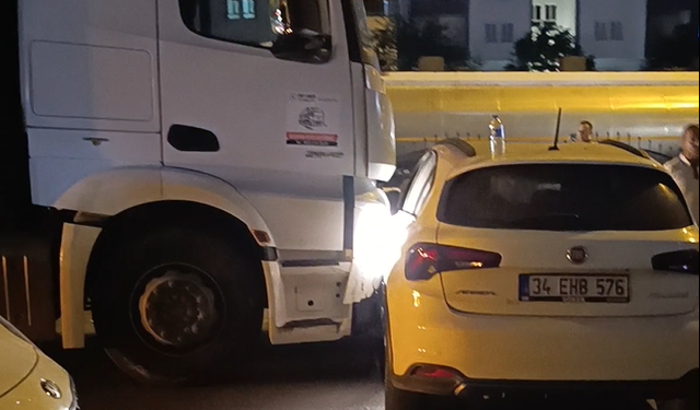 Kamyonun çarptığı otomobilde maddi hasar oluştu
