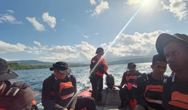 Endonezya'da kaybolan teknedeki 11 turist kurtarıldı, kaptan kayıp