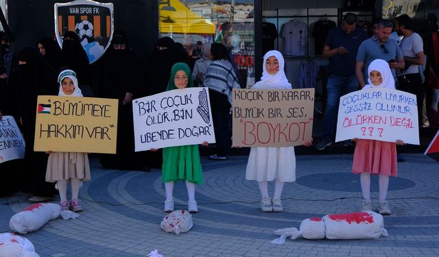 HÜDA PAR Van Kadın Kolları'ndan dikkat çeken eylem: 'Filistin hâlâ soykırım altında'