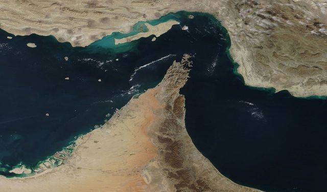 Hürmüz Boğazı'nda iki tanker hasar aldı