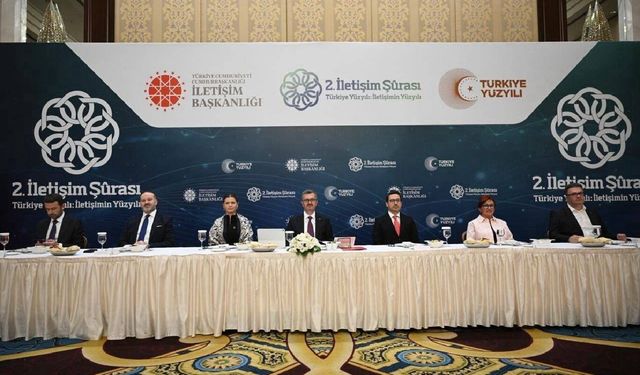 İletişim Başkanı Duran, iletişim fakültelerinin dekanları ve akademisyenlerle bir araya geldi